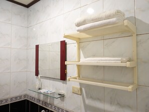 Chambre Double | Salle de bain | Douche, douche à « effet pluie », articles de toilette gratuits