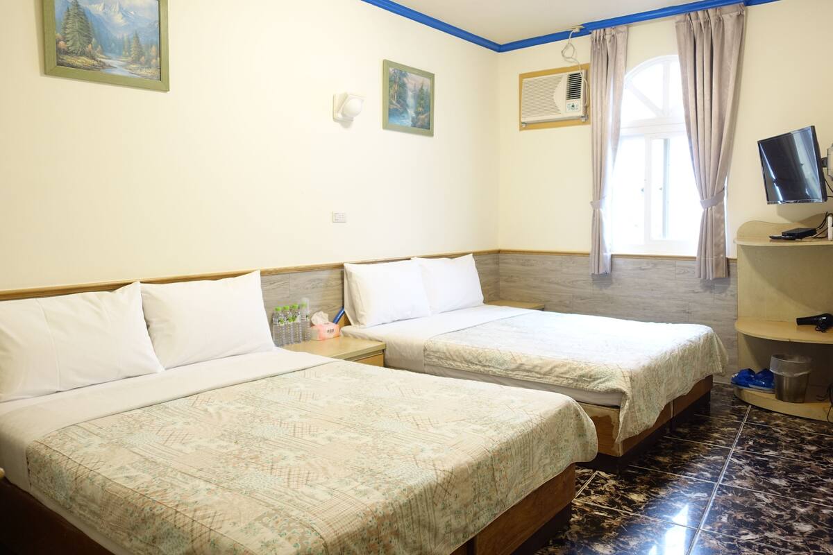 Chambre quadruple | 1 chambre, bureau, accès au Wi-Fi (inclus), literie fournie