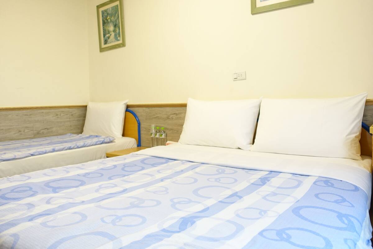Chambre triple | 1 chambre, bureau, accès au Wi-Fi (inclus), literie fournie