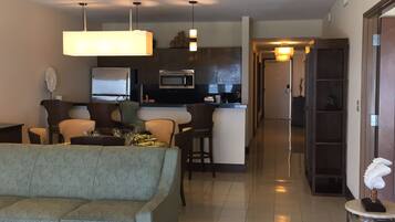 Tv, tv-spel, dvd-spelare och en stereo