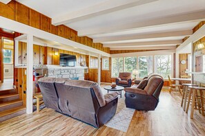 TV, fireplace, stereo