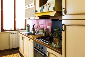 Frigorifero, microonde, forno, piano cottura