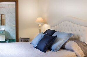 2 bedrooms, iron/ironing board, free WiFi, bed sheets - Salimbeni apartment (siena)