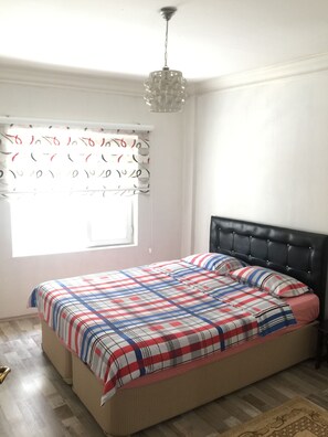 Apartamento, 2 quartos | Roupas de cama premium, escrivaninha, espaço de trabalho para notebook