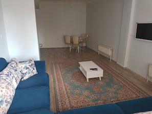Quarto duplo | Roupas de cama premium, escrivaninha, espaço de trabalho para notebook
