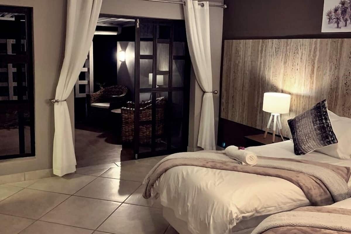 Luxe tweepersoonskamer | Een minibar, individueel gedecoreerd, een strijkplank/strijkijzer
