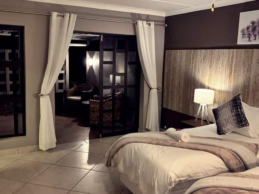 Room 5 - Luxury Room | Minibar, individually decorated, iron/ironing board, free WiFi