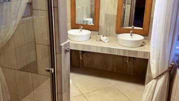 Regadera, amenidades de baño gratuitas, toallas