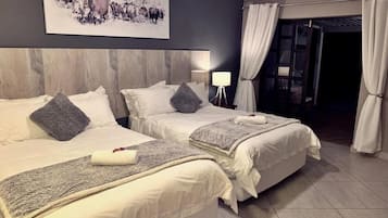 Minibar, decoración personalizada y tabla de planchar con plancha