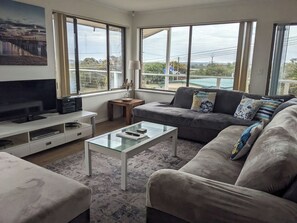 TV, DVD player, stereo - **THE CASTLE** Family & Pet Friendly (Goolwa Beach)