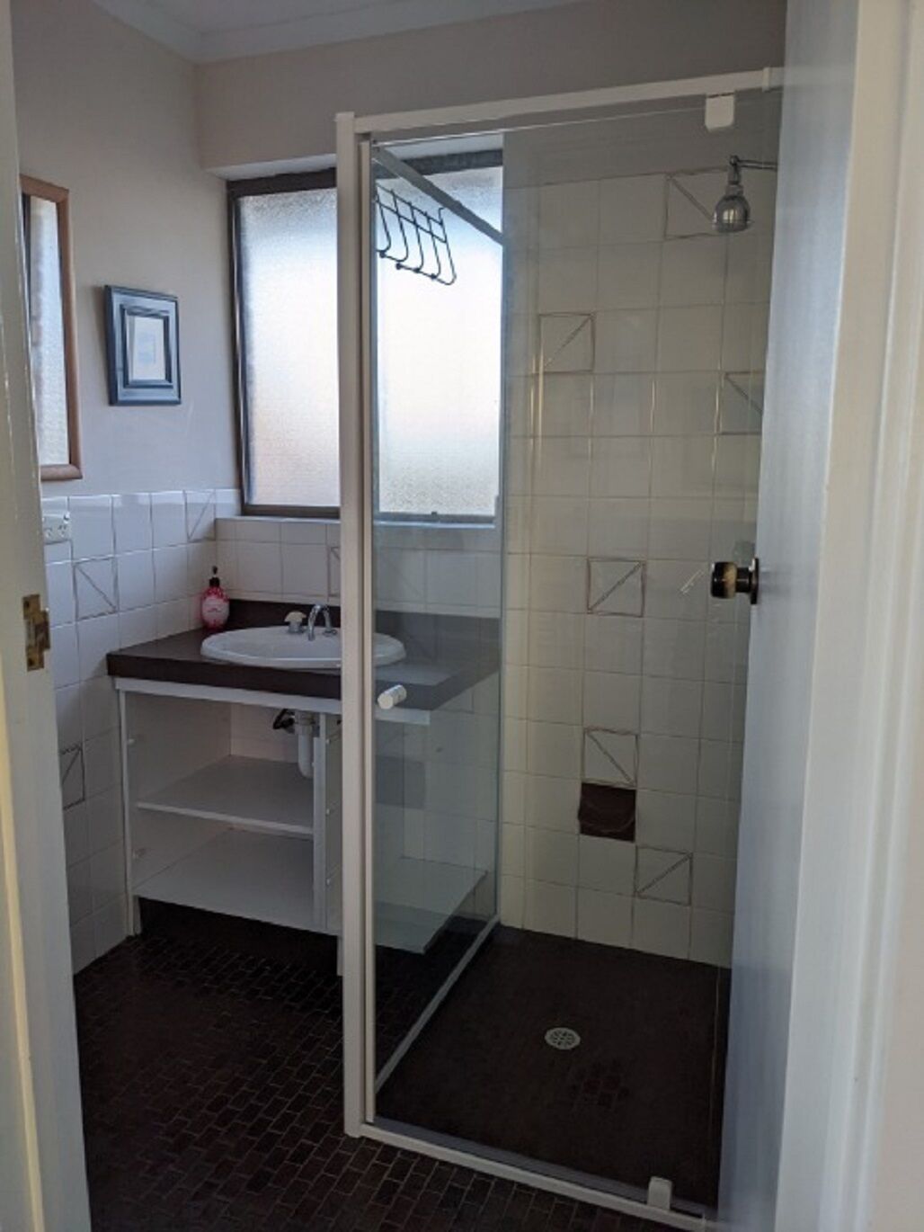 Une salle de bain avec une douche, un lavabo et des toilettes.