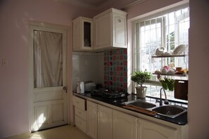 Microwave, paper towels