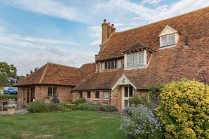 Exterior - Moat Farm House - an exquisite Tudor Farmhouse lovingly restored with 7 bedrooms (Ash)