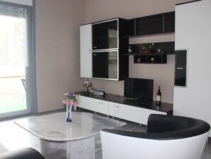 Unclassified image, 4 of 21, button