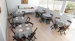 Desayuno autoservicio gratuito y diario