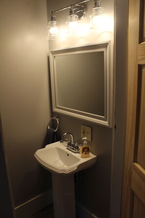Ensemble douche/baignoire, sèche-cheveux, papier toilette