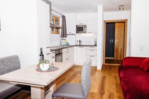 Geladeira, micro-ondas, fogão, lava-louças