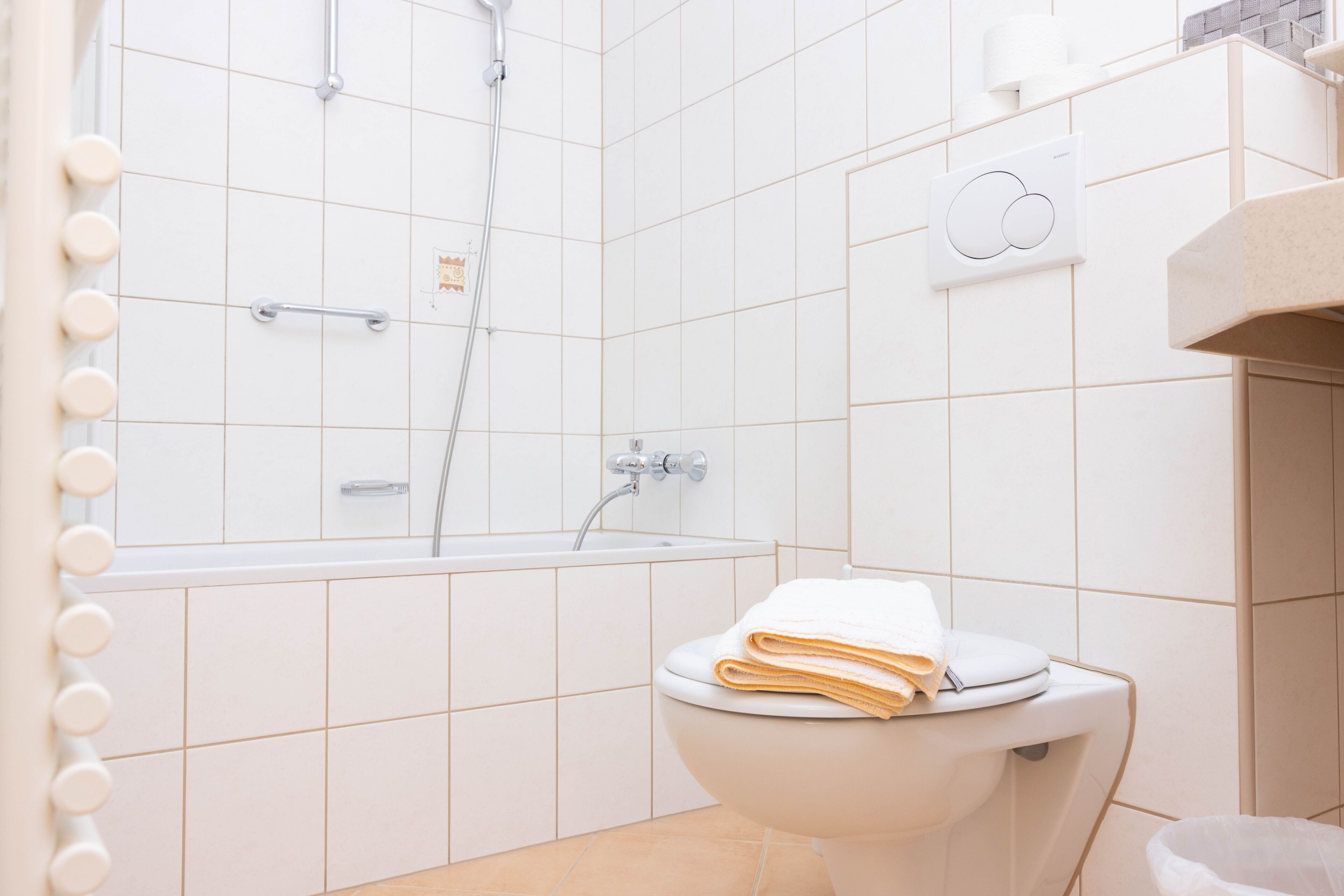 Dusche, Haartrockner, Handtücher, Toilettenpapier