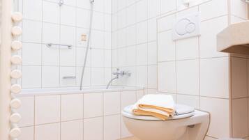 Dusche, Haartrockner, Handtücher, Toilettenpapier
