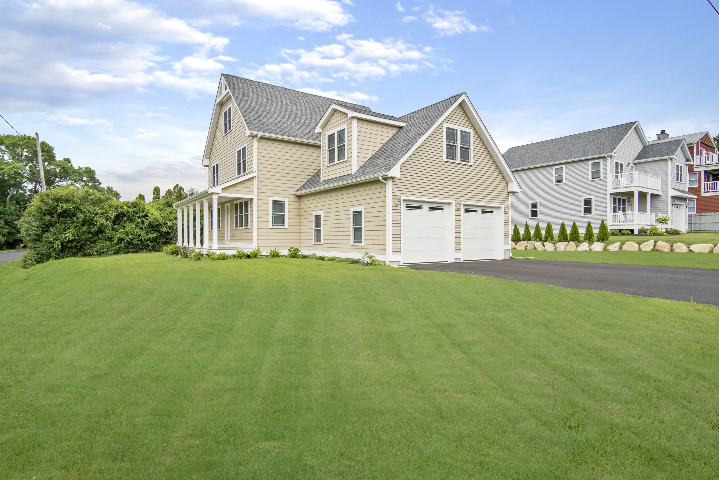 7 Minute walk to Beach, 2 Miles from Downtown Newport, Modern, A/C