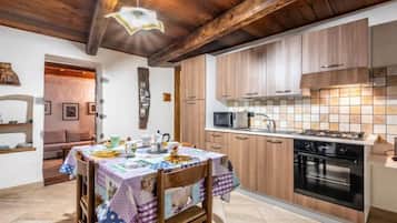 KĂŒhlschrank, Mikrowelle, Ofen, Hochstuhl