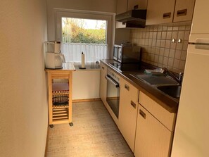 Kühlschrank, Mikrowelle, Ofen, Hochstuhl