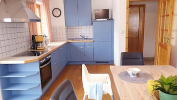 KylskÄp, spishÀll, diskmaskin och kaffe- och tebryggare