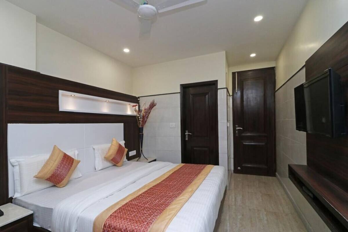 Deluxe Double Room | Desk, laptop workspace, WiFi (free), bed sheets