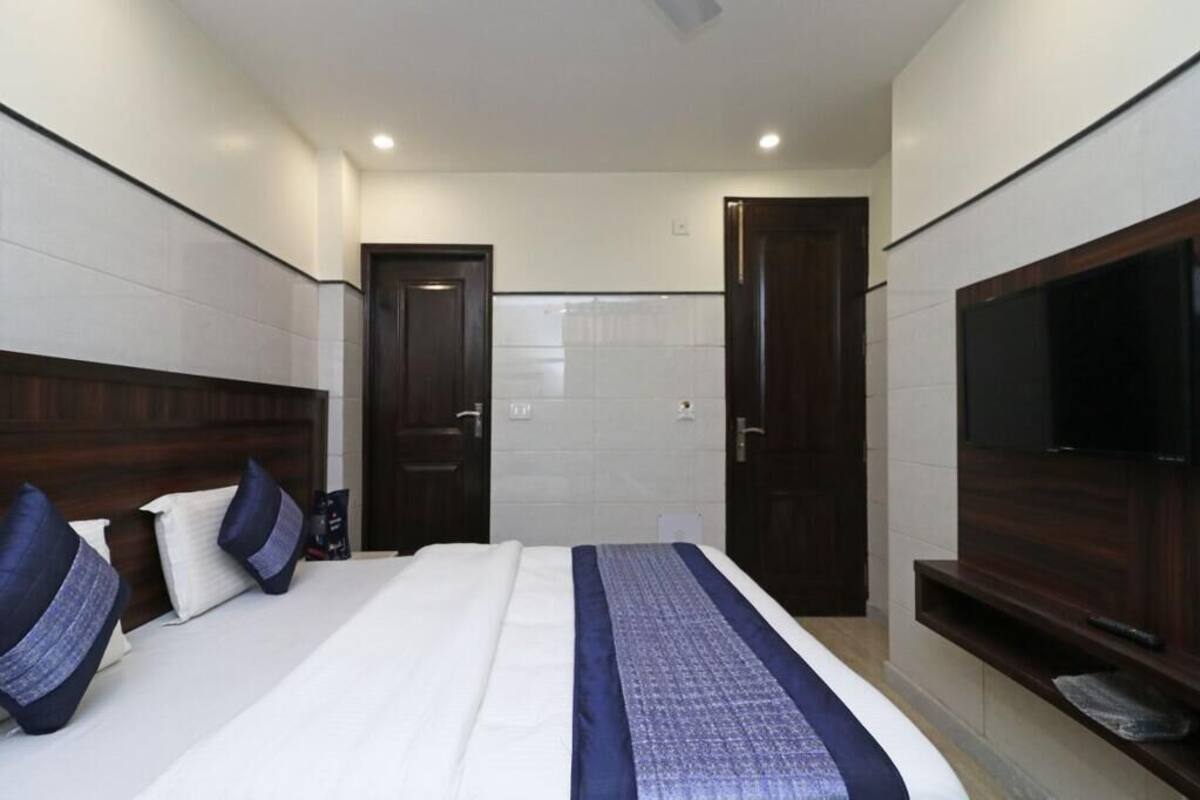 Economy Double or Twin Room | Desk, laptop workspace, WiFi (free), bed sheets