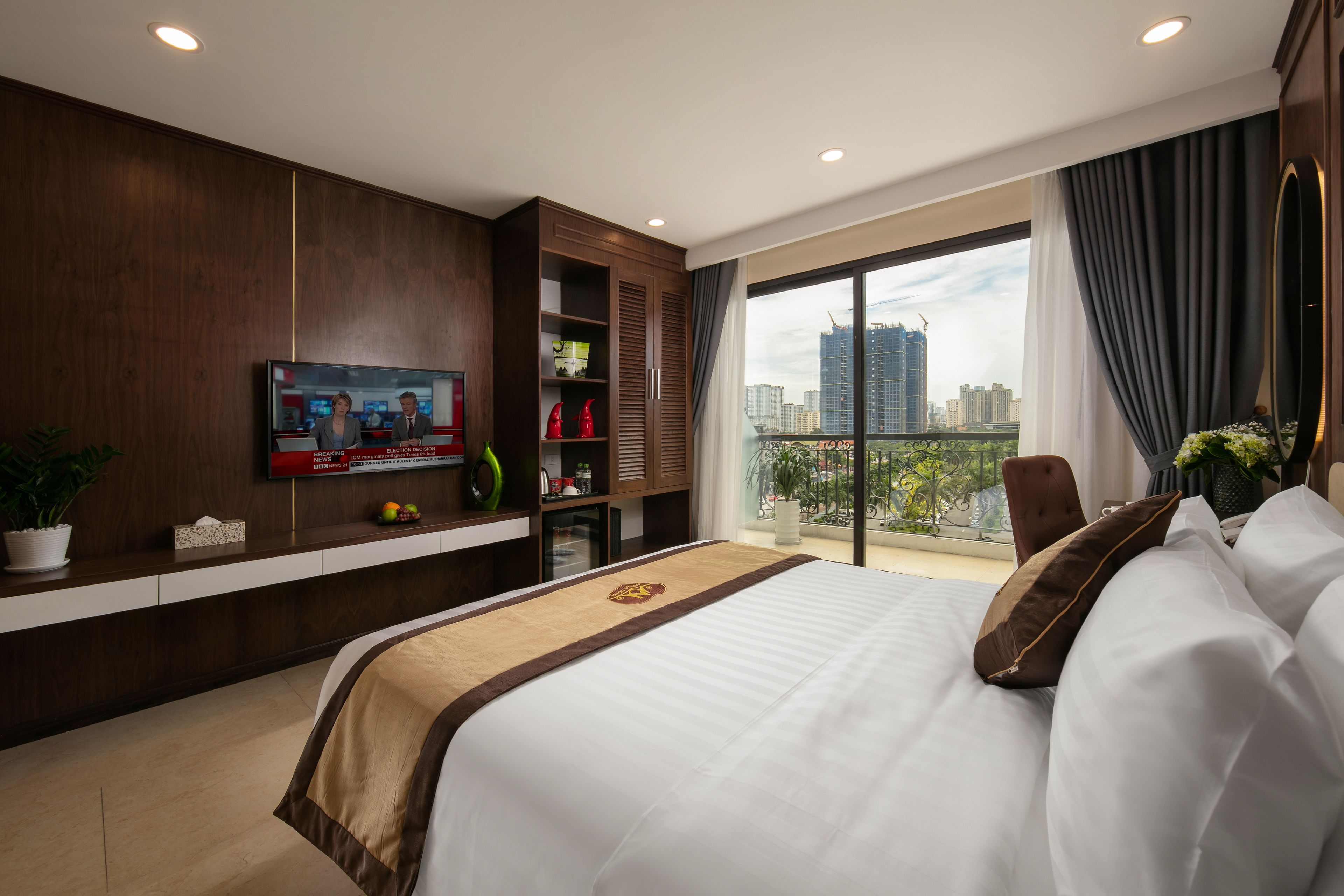 suite | premium bedding, minibar, in-room safe, desk