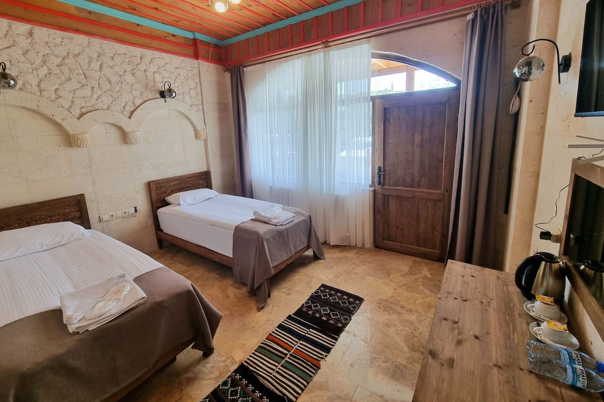 Camera Basic con 2 letti singoli, patio, edificio separato | 2 camere, biancheria da letto di alta qualità, copriletto in piuma