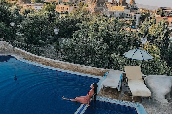 Piscine extérieure (ouverte en saison), parasols de plage