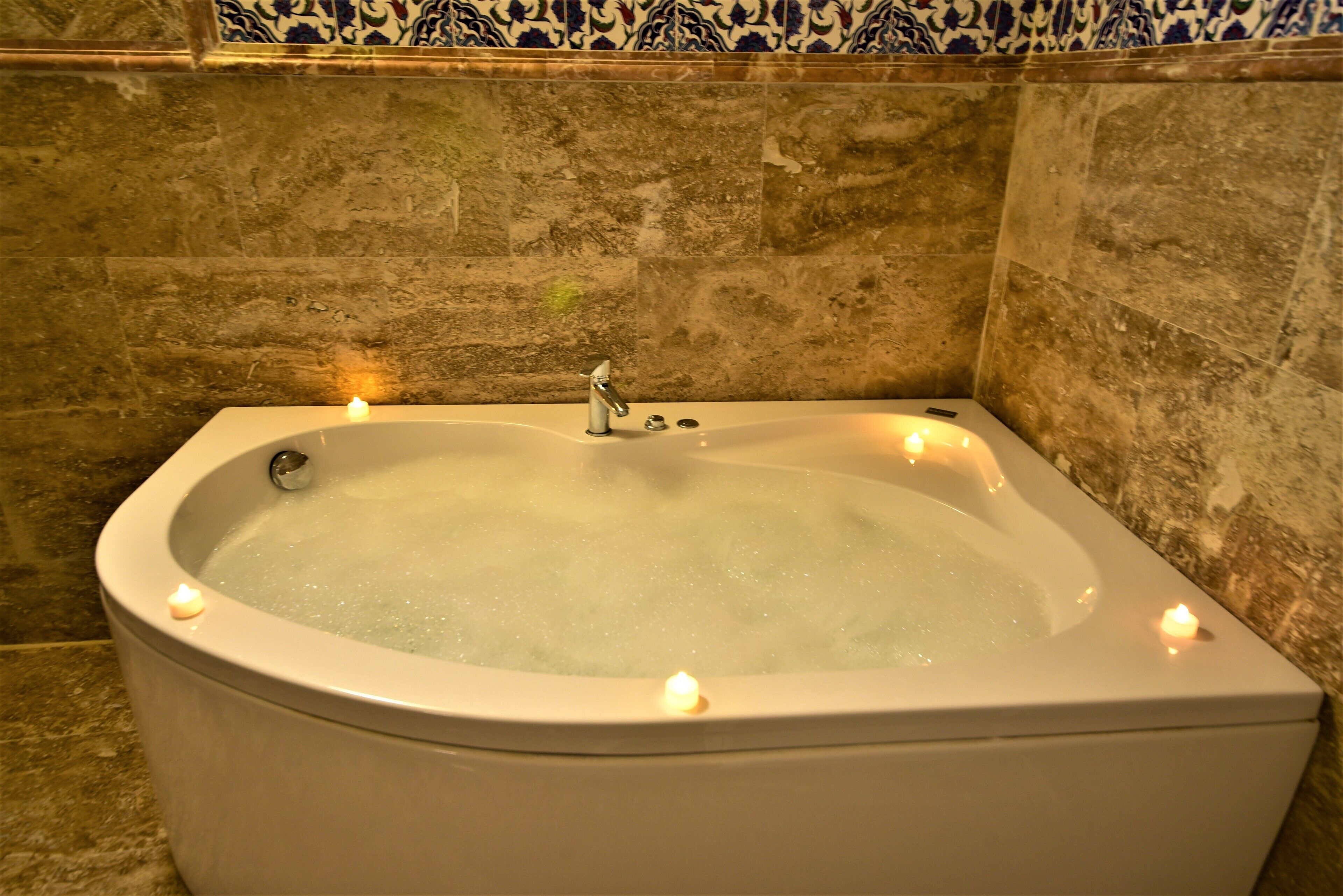 royal suite, jetted tub (double) | jetted bathtub