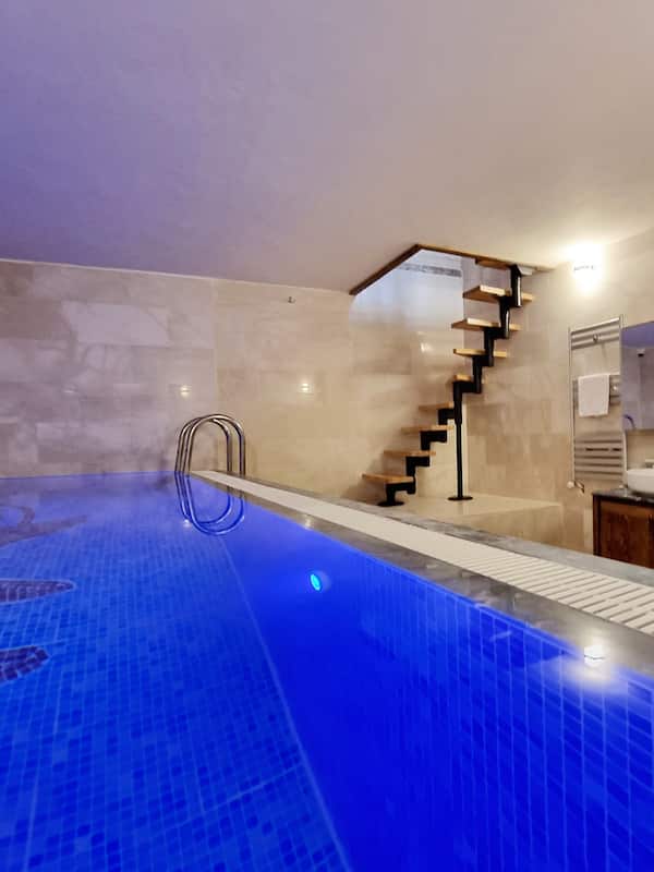Blue Pool suite, Hot Tub | Premium bedding, down comforters, minibar, individually decorated