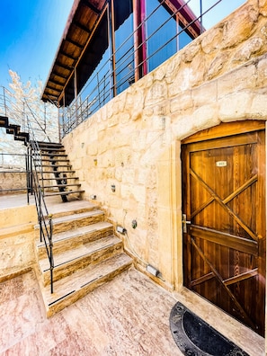 Quarto conforto, vista para o pĂĄtio (Stone) | 2 quartos, roupas de cama premium, edredons de pluma, frigobar