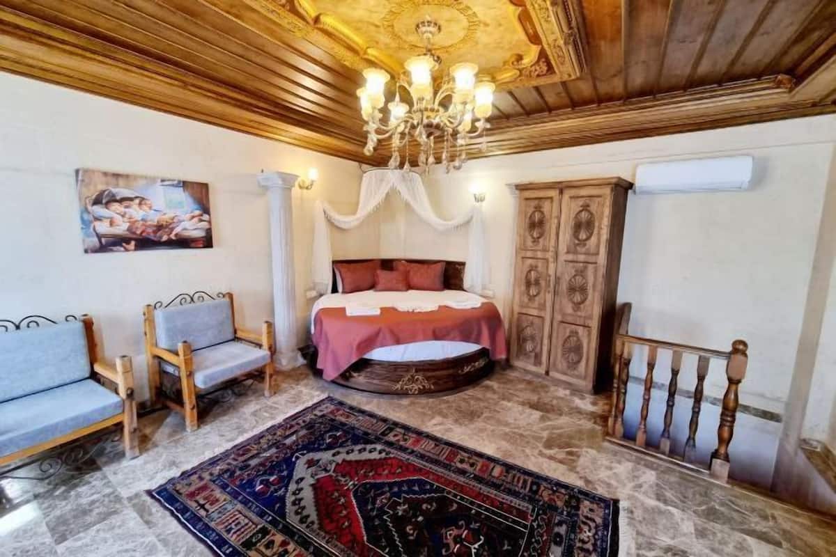 2 bedrooms, premium bedding, down comforters, minibar