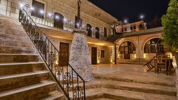 Standard-Zweibettzimmer (Stone) | Fassade der Unterkunft – Abend/Nacht
