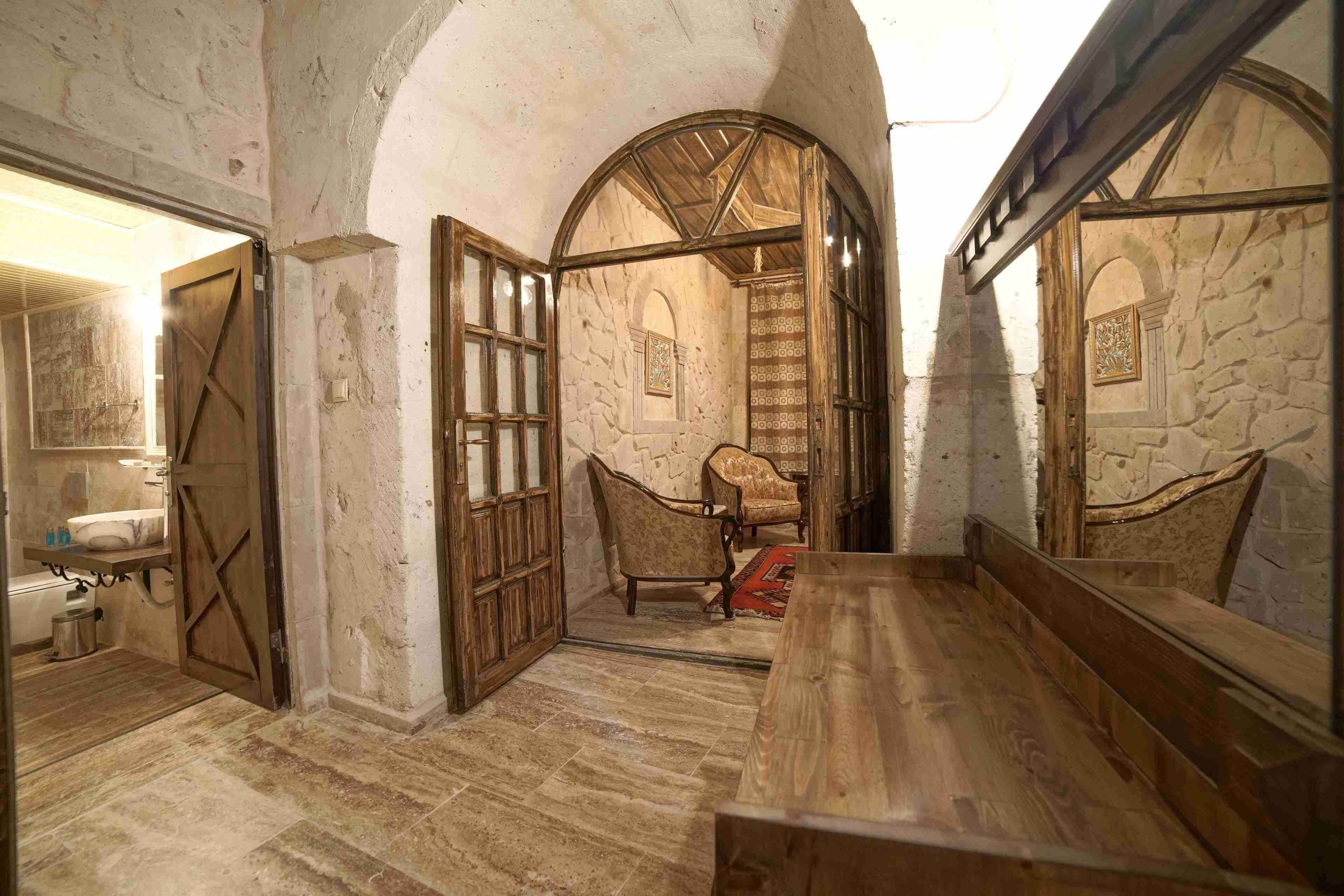 family suite, jetted tub (rock) | television