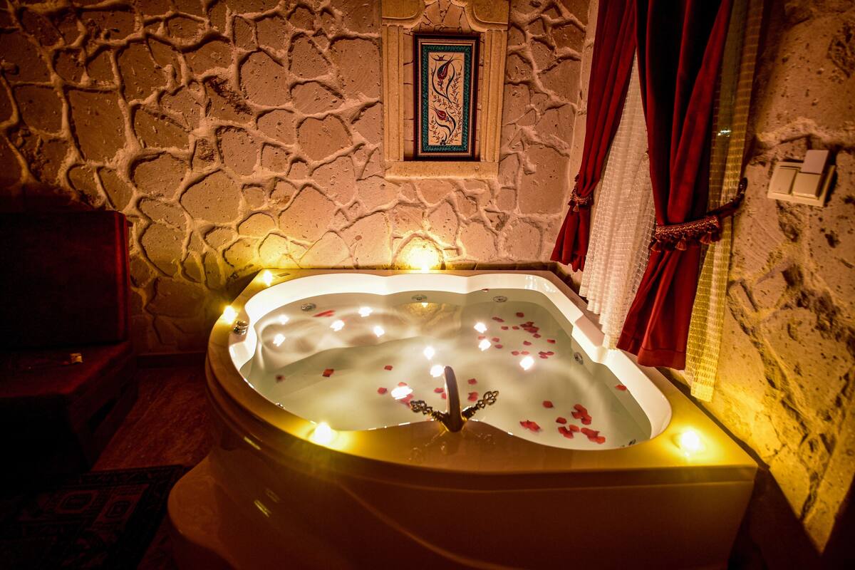Honeymoon Room, Jetted Tub, City View | Jetted bathtub
