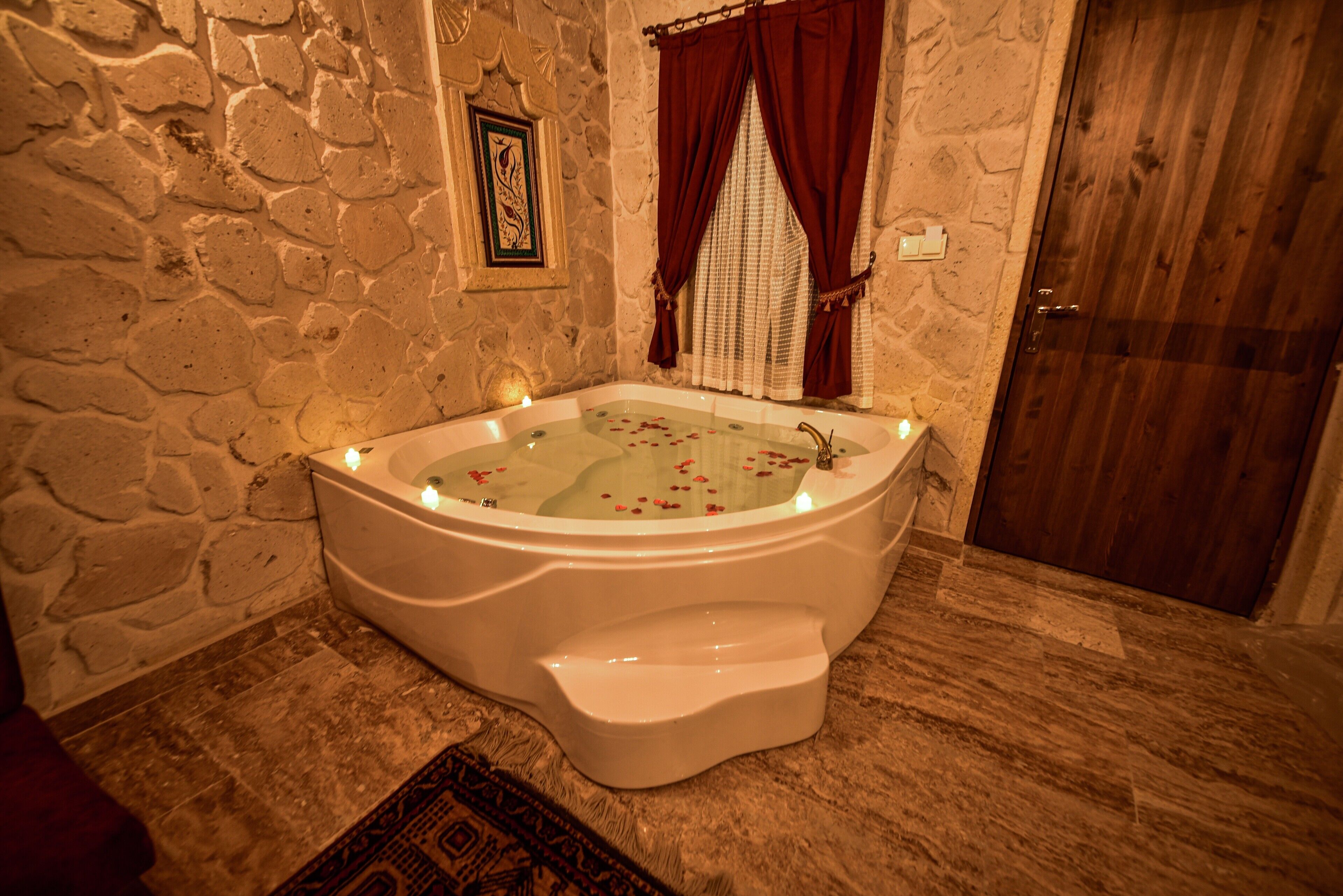 honeymoon room, jetted tub, city view | jetted bathtub