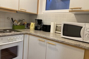 Réfrigérateur, micro-ondes, four, cafetière/bouilloire