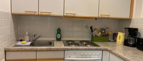 Kühlschrank, Mikrowelle, Ofen, Wasserkocher mit Kaffee-/Teezubehör