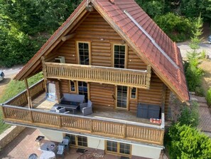 A two-story log cabin with a balcony, outdoor seating, and a fireplace. - Double room (apartment 2) - log cabin (Sangerhausen)