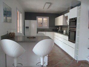 Fridge, microwave, oven, stovetop - Villa for 10 near the sea with heated pool, sauna... (La Crau)