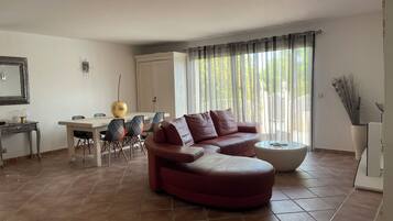 TV, tavolo da calcetto, tavolo da ping pong