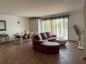 Fernseher, Tischfußball, Tischtennisplatte