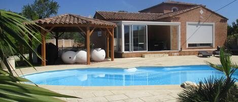Una piscina al aire libre, una piscina climatizada