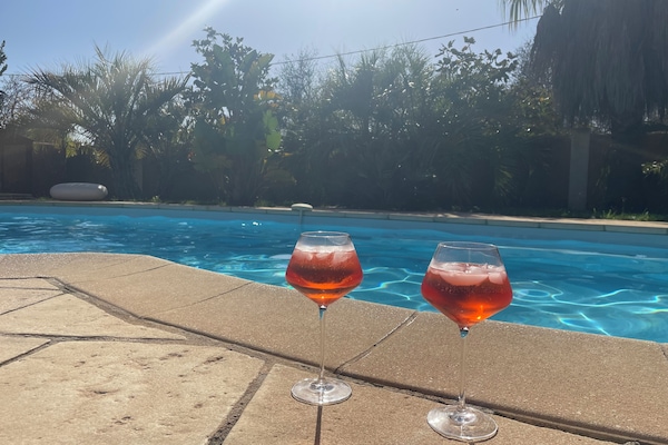 Utendørsbasseng og et oppvarmet basseng