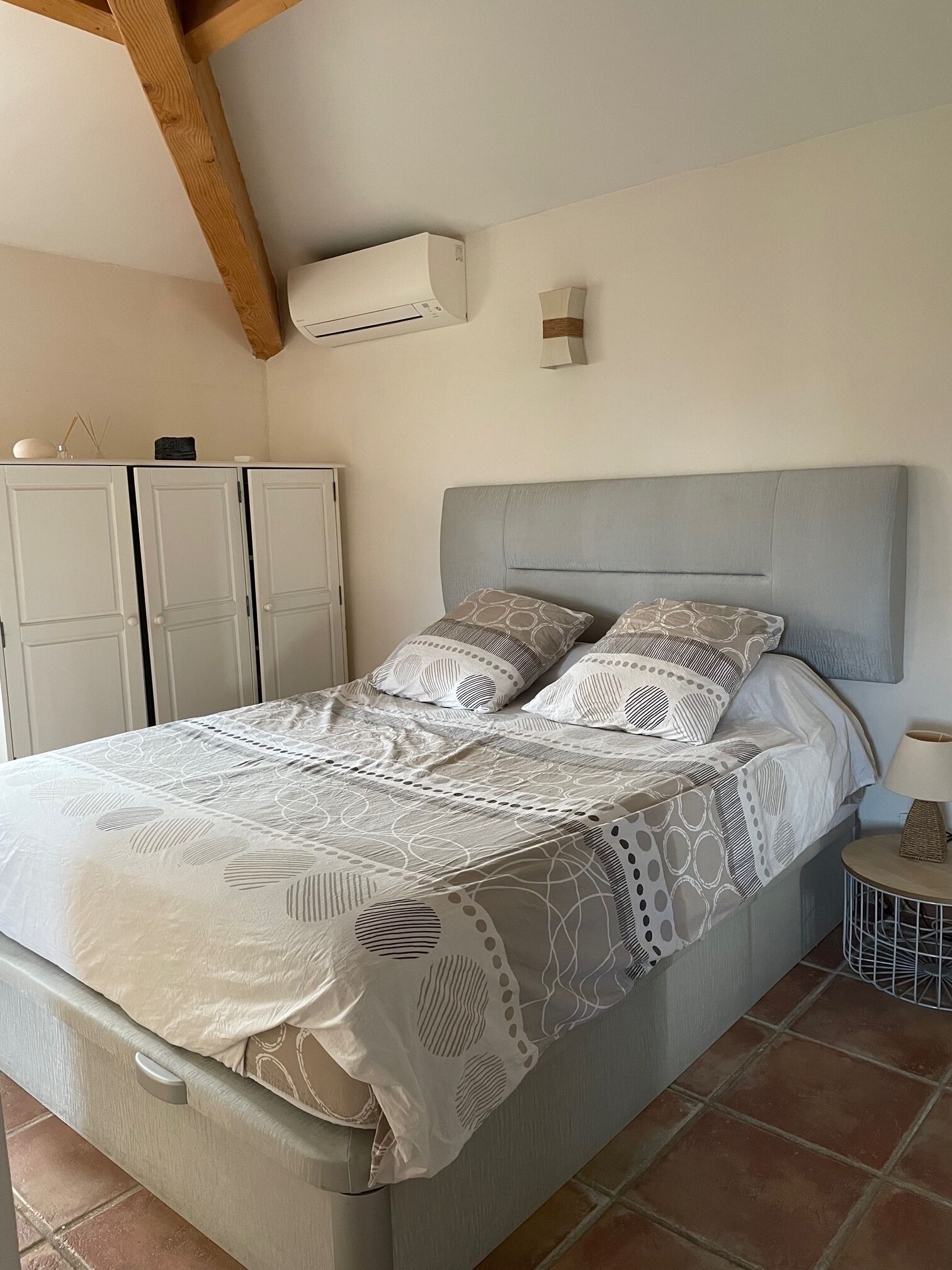 4 camere, una scrivania, ferro/asse da stiro, culla da viaggio