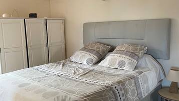 4 camere, una scrivania, ferro/asse da stiro, culla da viaggio